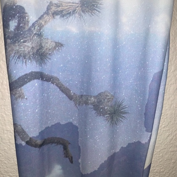 Onzie Desert Rain Graphic Capri Pants. - Picture 3 of 6